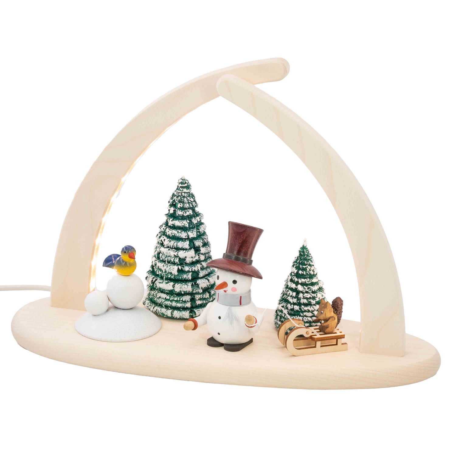 Ein dreieckiger Lichterbogen zeigt einen weißen Schneemann mit Schlitten und Zylinder neben einem bunten Vogel  umgeben von verschneiten Tannen