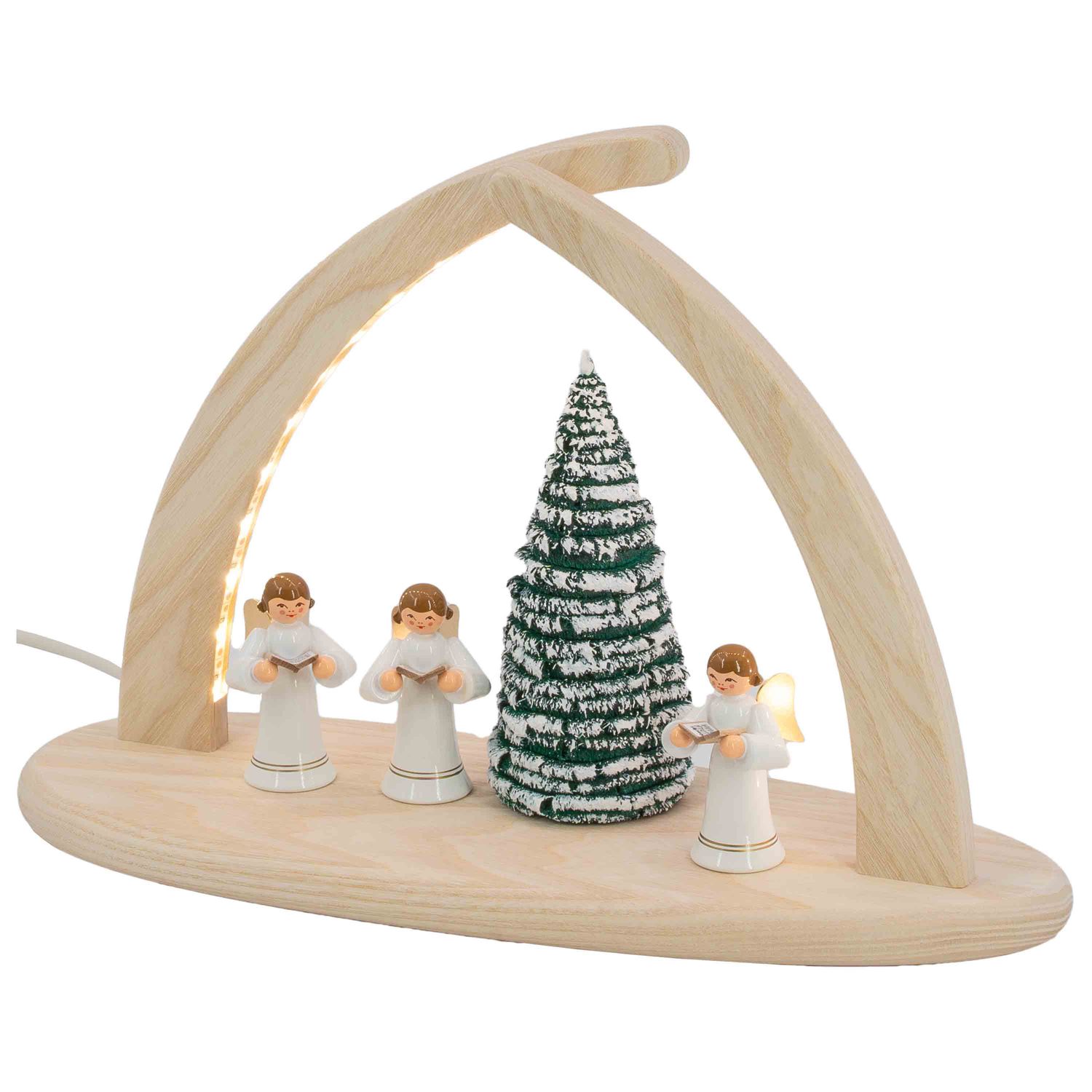 Ein dreieckiger Lichterbogen zeigt drei Engel mit weißen Kleidern hellbraunen Haaren und Büchern in den Händen dazwischen eine verschneite Tanne