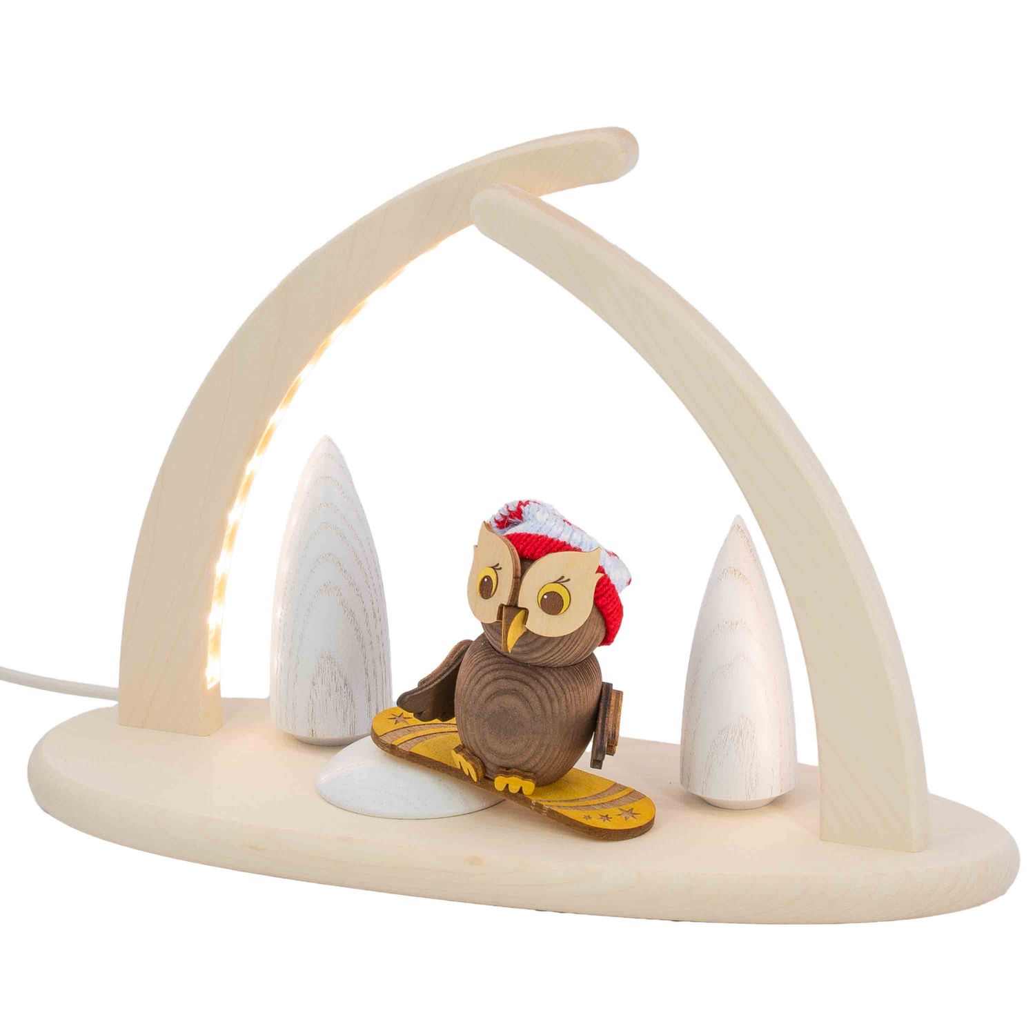 Ein dreieckiger Lichterbogen zeigt eine Eule mit rot-weißer Mütze auf einem Snowboard daneben zwei minimalistische weiße Bäume