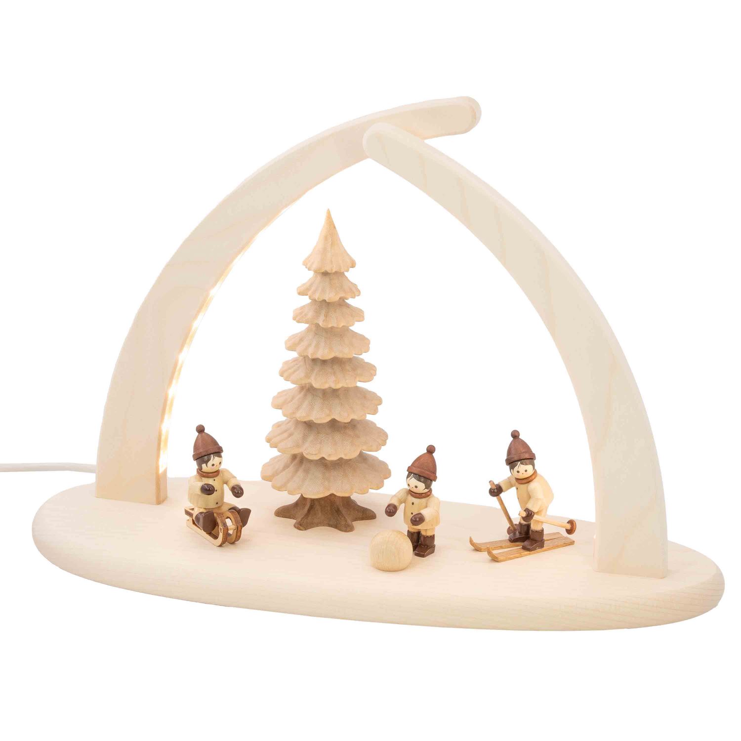 Ein dreieckiger Lichterbogen zeigt Winterkinder in naturfarben mit Schlitten und Skiern