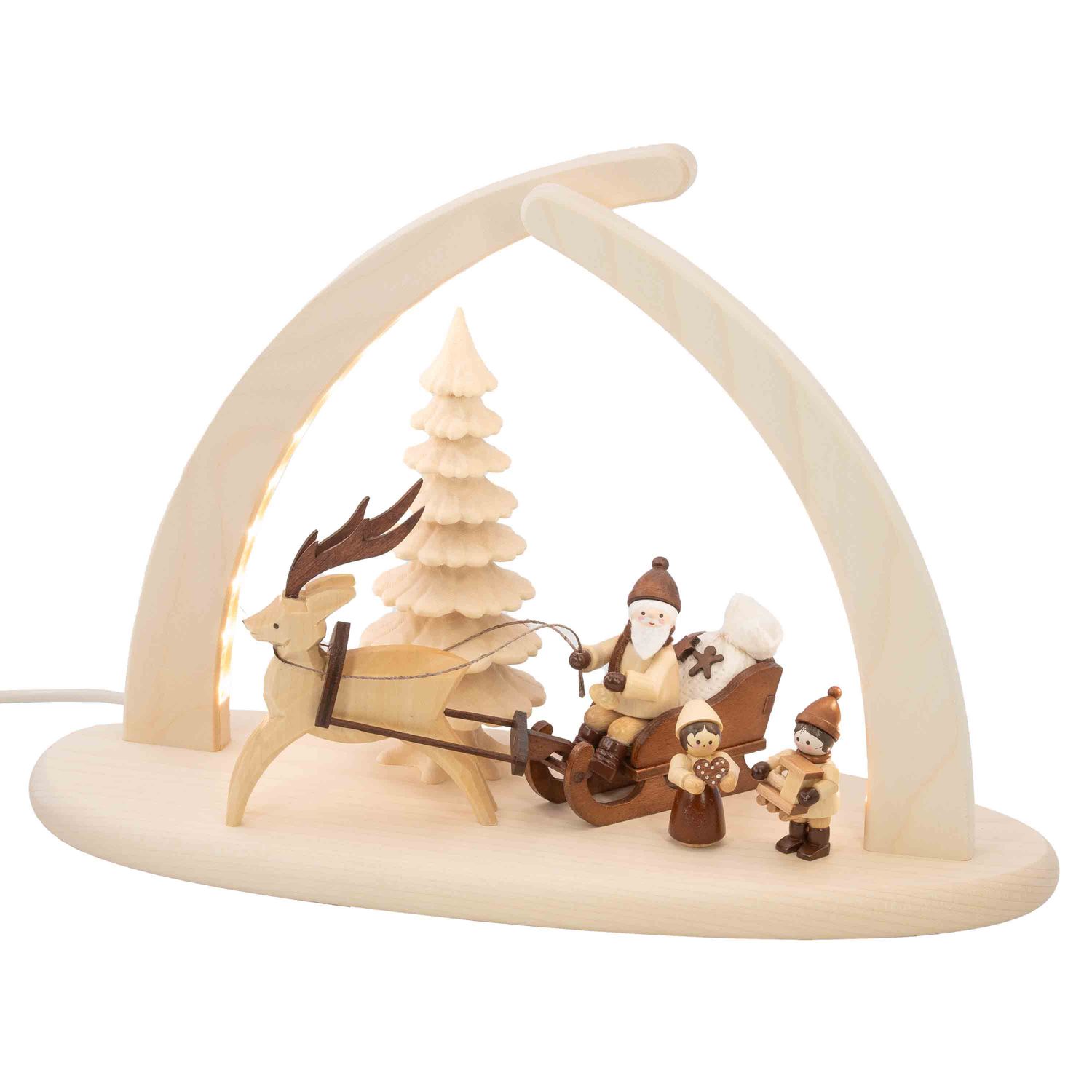 Ein dreieckiger Lichterbogen zeigt einen Weihnachtsmann mit Schlitten in naturfarben daneben Kinder mit Geschenken und eine Tanne