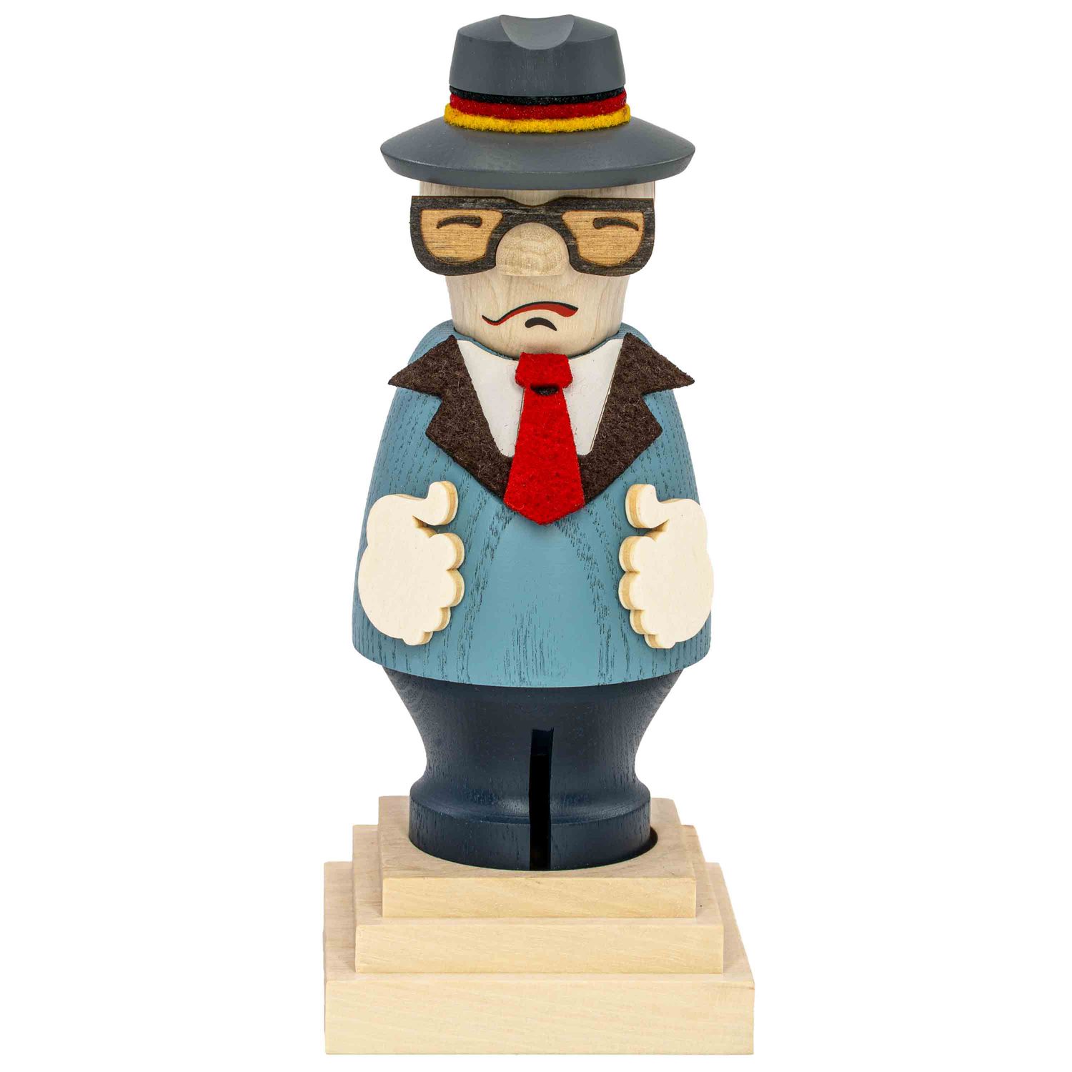Ein grimmig schauendes Räuchermännchen mit Sonnenbrille das eine blaue Jacke und einen grauen Hut trägt steht auf einem Holzpodest und zeigt mit beiden Daumen nach oben