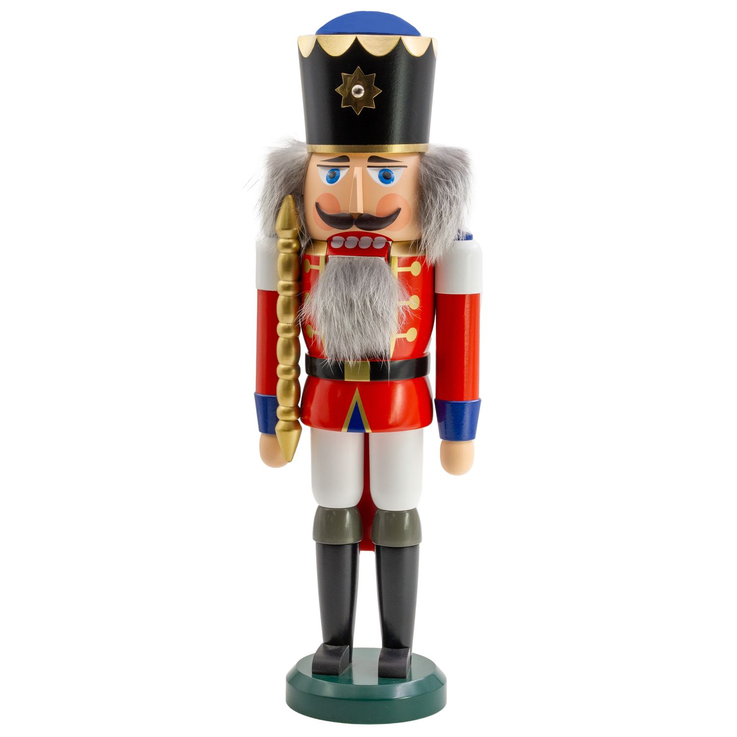 Ein bunt bemalter Nussknacker König mit schwarzer Krone mit goldener Verzierung steht auf einem grünen Sockel. Er trägt eine rote Uniform mit goldenen Knöpfen weiße Hosen und schwarze Stiefel. Sein Gesicht hat blaue Augen einen schwarzen Schnurrbart und graue Haare sowie einen Bart. In der Hand hält er ein goldenes Zepter