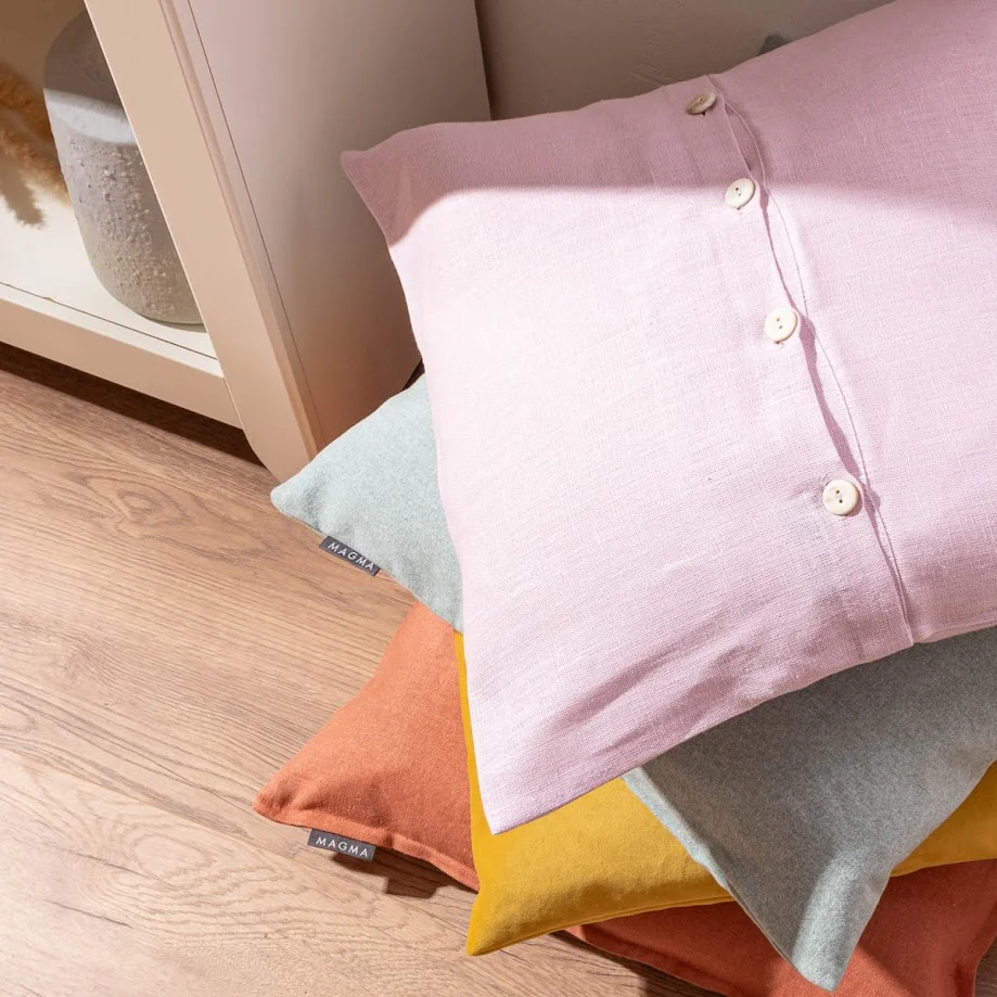 Schlafzimmer mit Deko in Pastelltönen