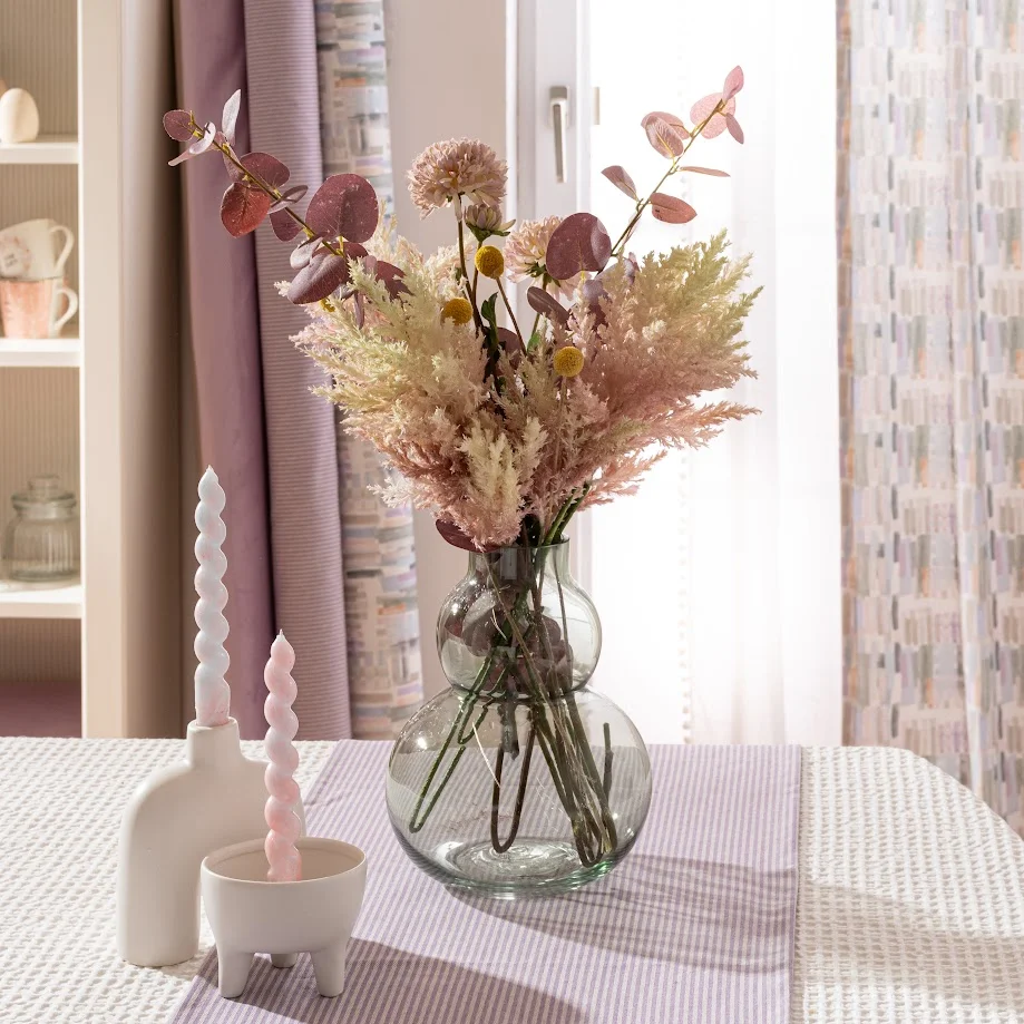 Wohnzimmer in Pastellfarben eingerichtet