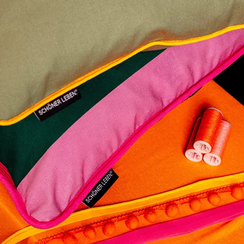 Kissenstapel mit 3 Kissen in Colorblocking