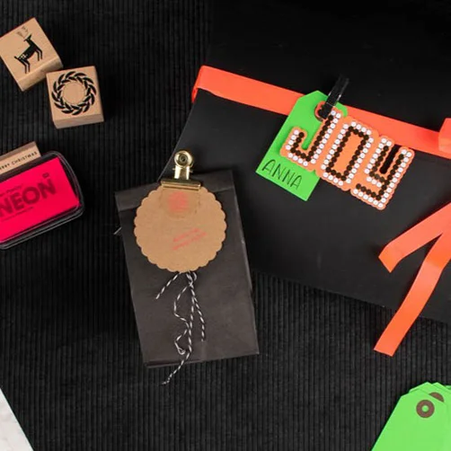 Geschenkanhänger,-Bänder und Stempel in Neonfarben