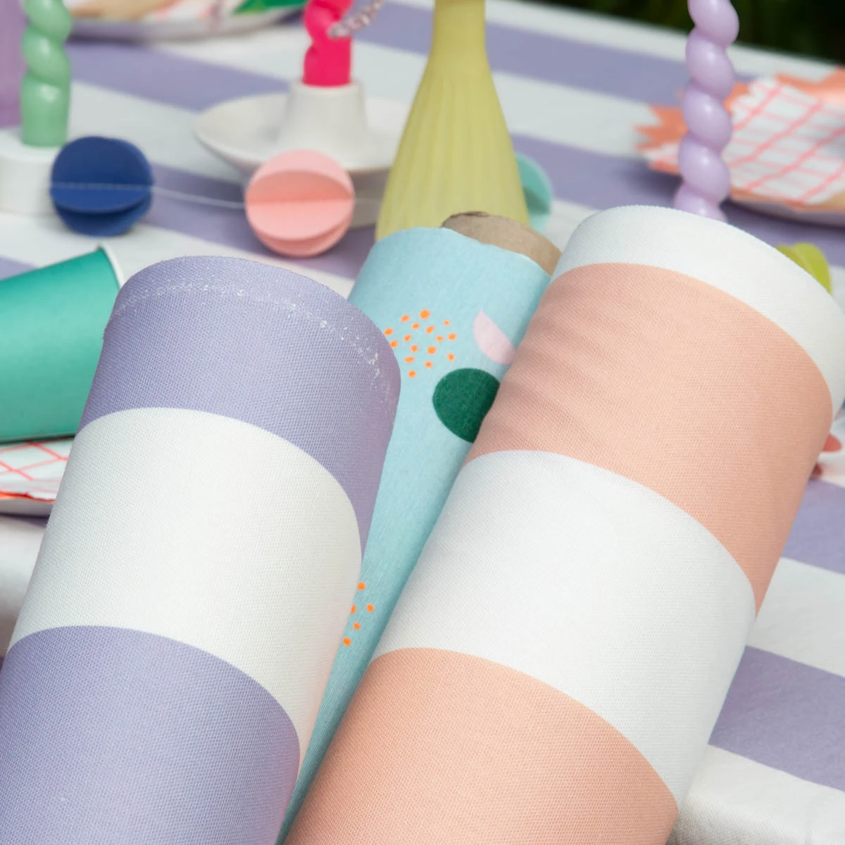 Gestreifte Baumwollstoff Meterware in Pfirsich und Lila auf Stoffrollen – vielseitig für Deko, Kleidung und DIY