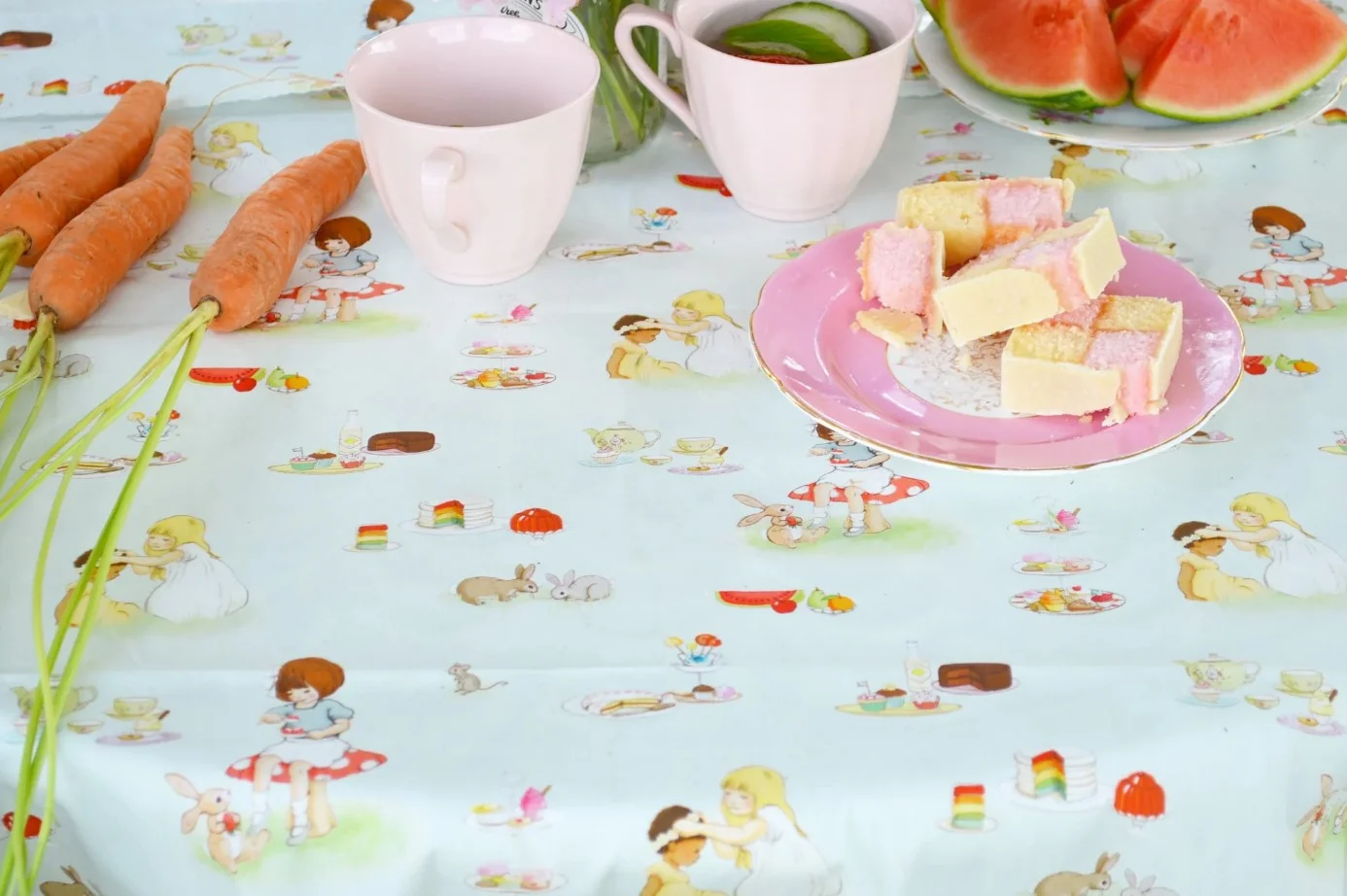 Belle & Boo Bio Baumwollstoff Tea Party in Hellblau aus Tischdecke Belle & Boo Bio Baumwollstoff Tea Party in Hellblau aus Tischdecke