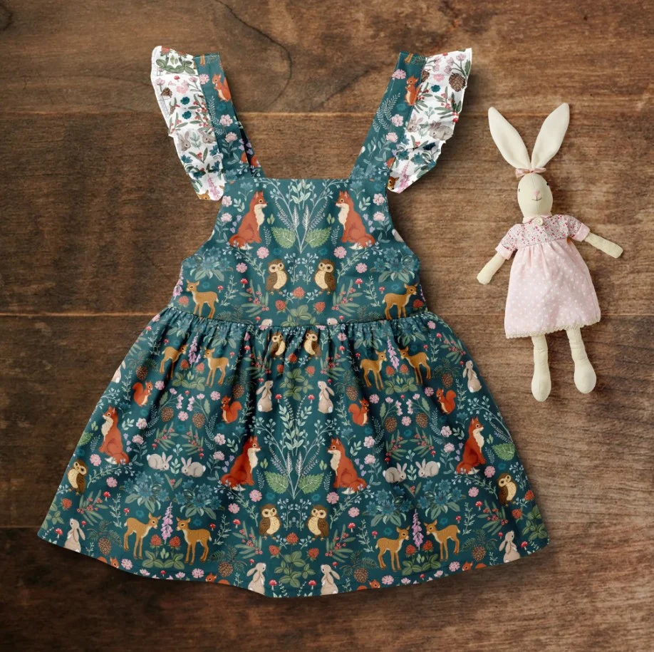 Belle & Boo Bio Baumwollstoff Midnight Forest als süßes Kleidchen genäht Belle & Boo Bio Baumwollstoff Midnight Forest als süßes Kleidchen genäht