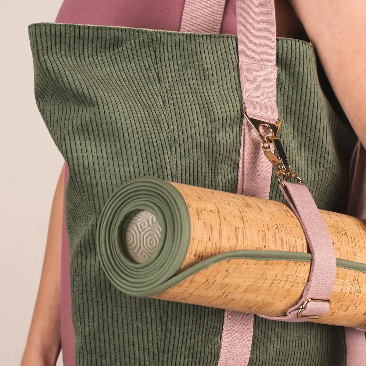 Yogatasche aus grünem Cordstoff mit Schlaufen für die Yogamatte
