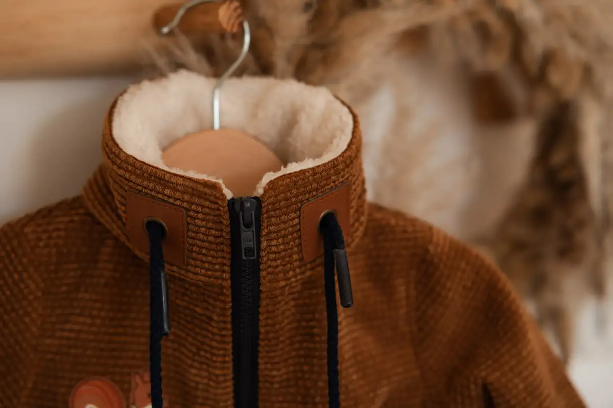 Jacke aus Cordstoff mit Kragen und flauschigem Innenfutter