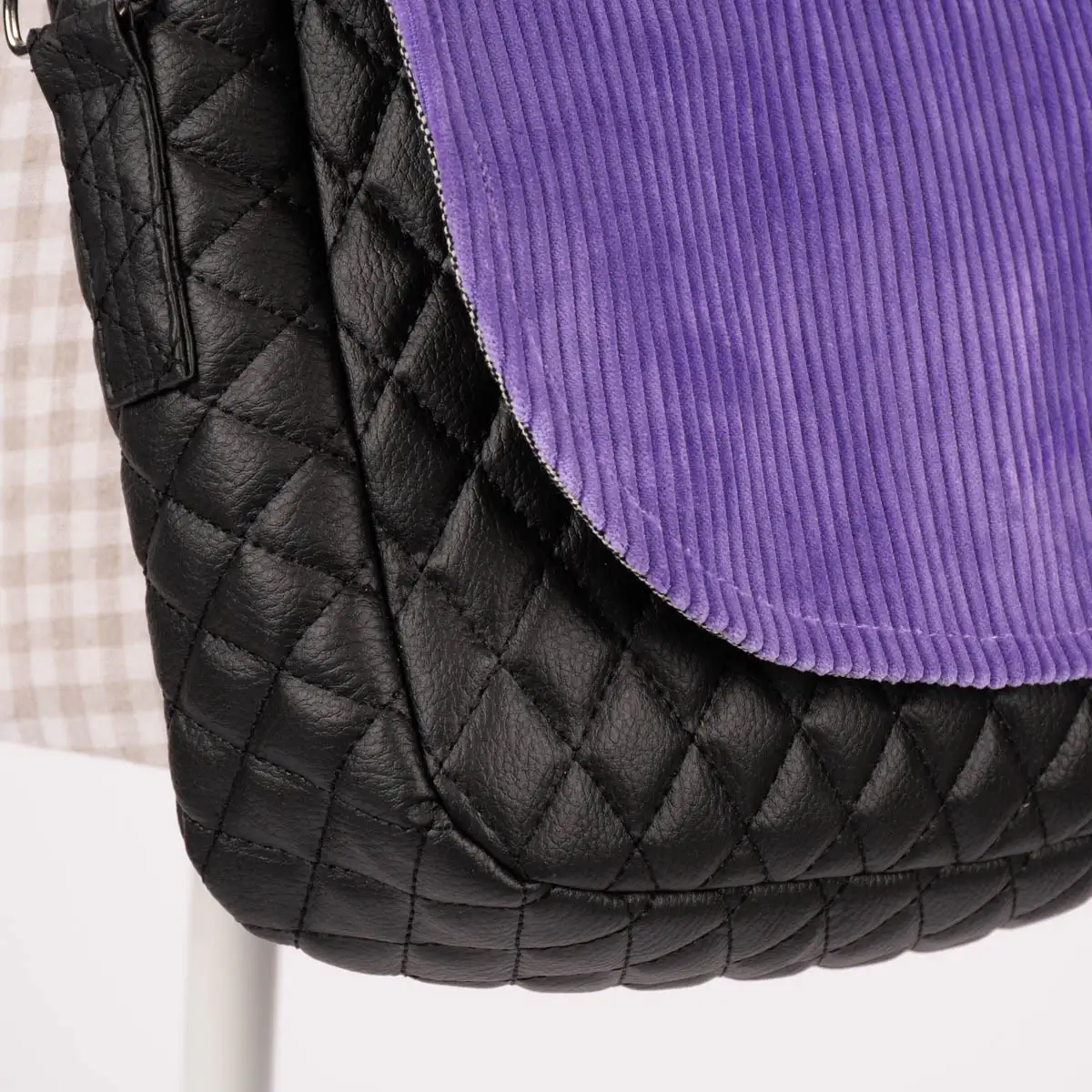 Gestepptes Lederimitat und Cordstoff als Kombination für Taschen