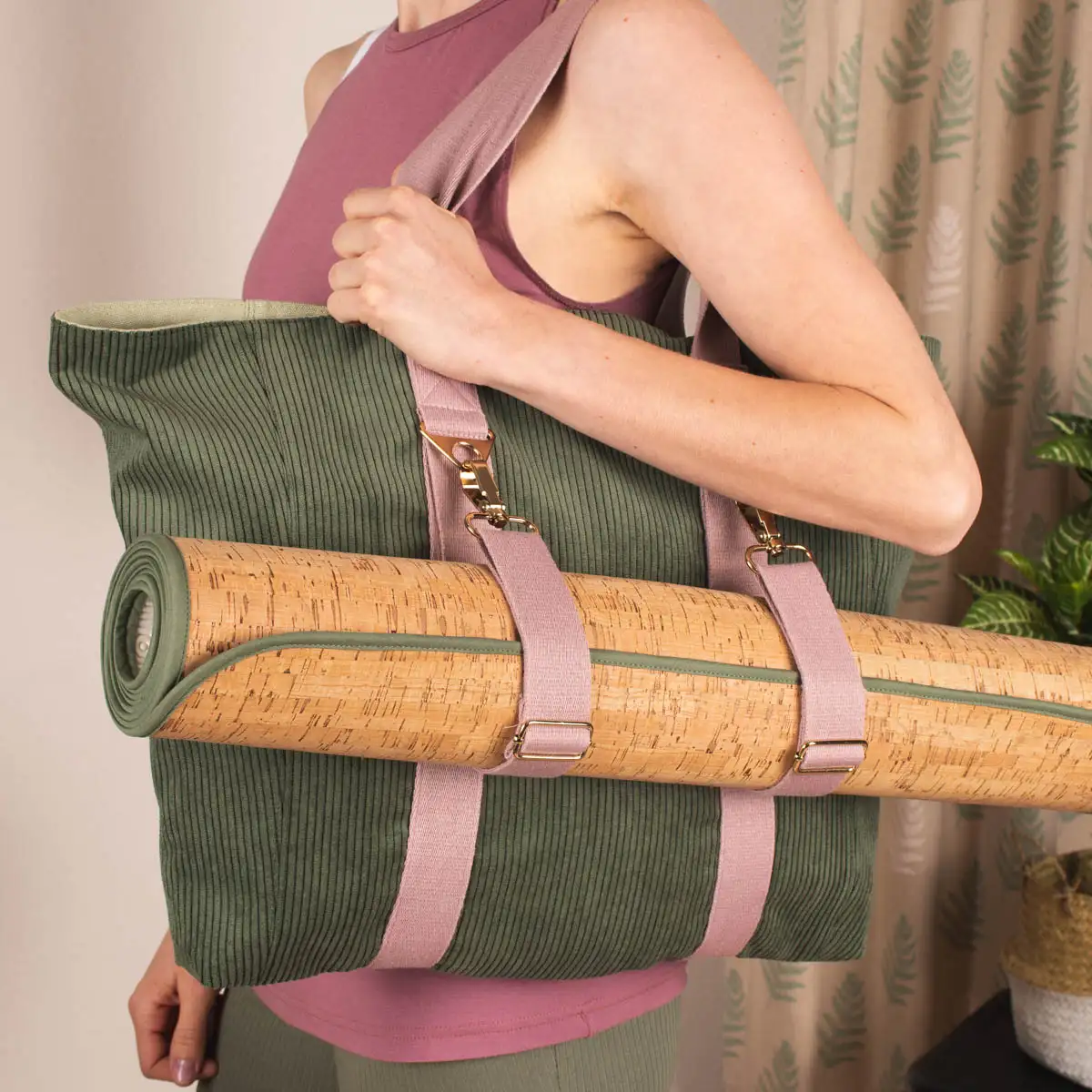 Tasche aus Cordstoff mit praktischen Schlingen für die Yogamatte
