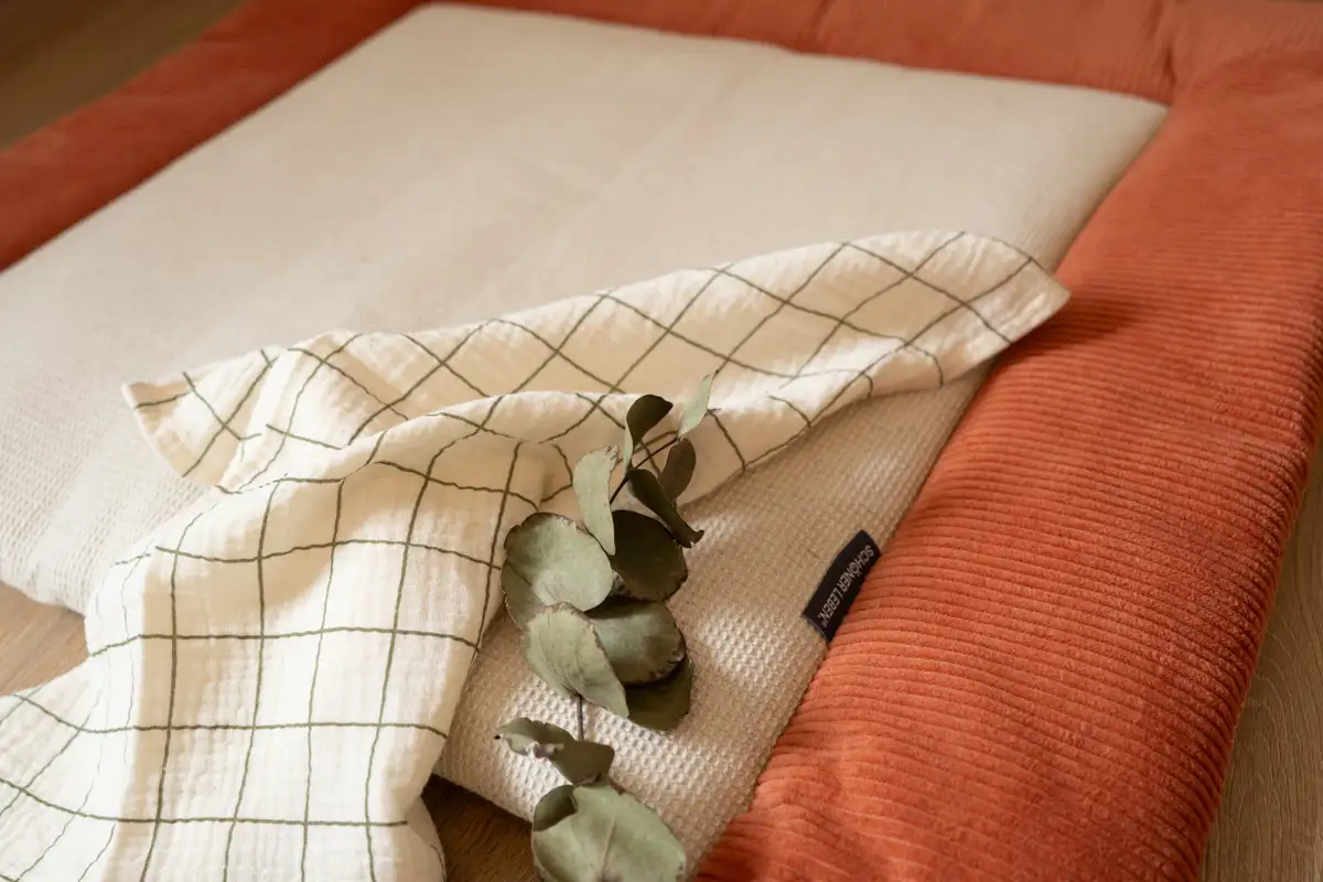 Wickelunterlage mit Rand aus weichem Cordstoff in Orange