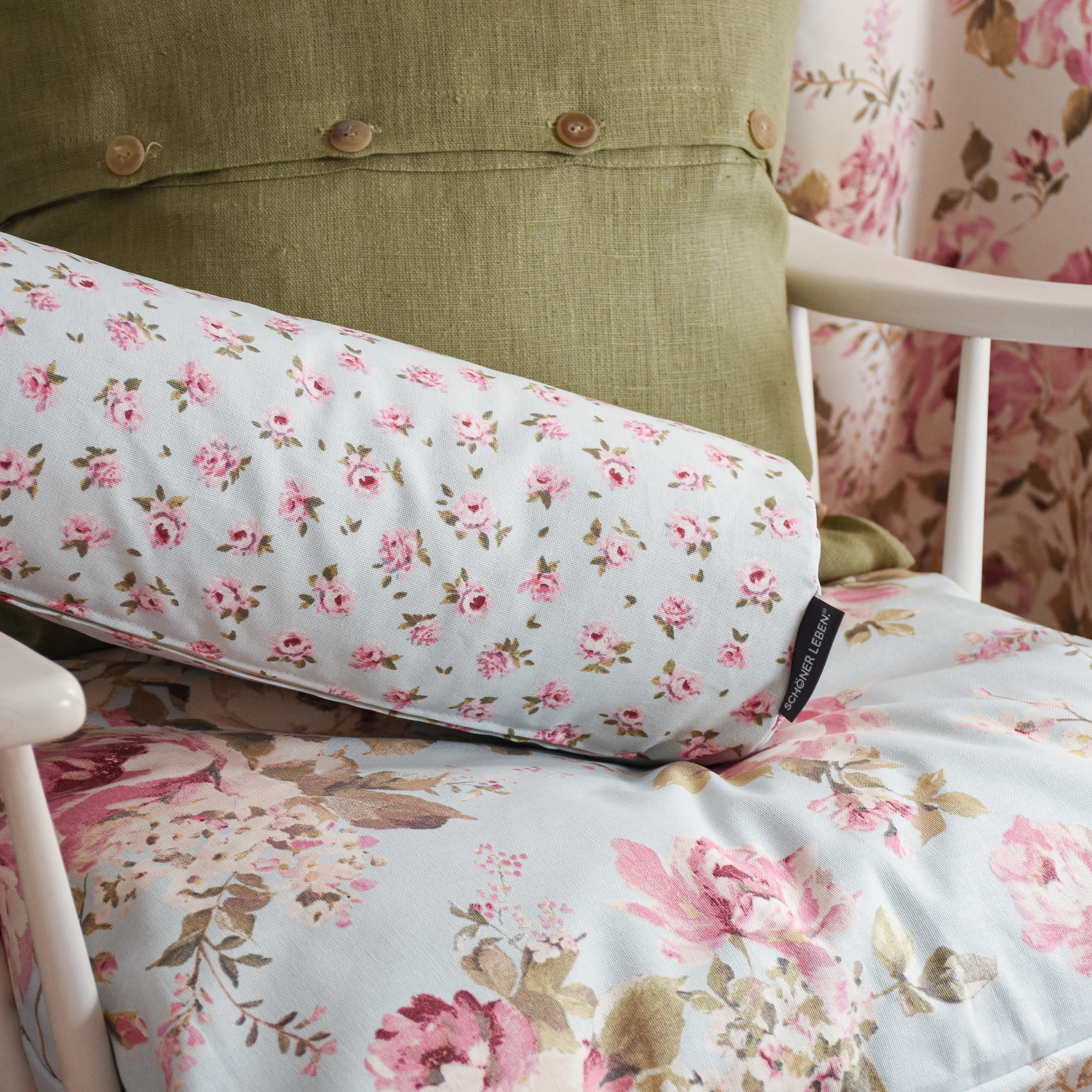 Kissen und Nackenrolle aus Dekostoff mit Rosenprint Kissen und Nackenrolle aus Dekostoff mit Rosenprint