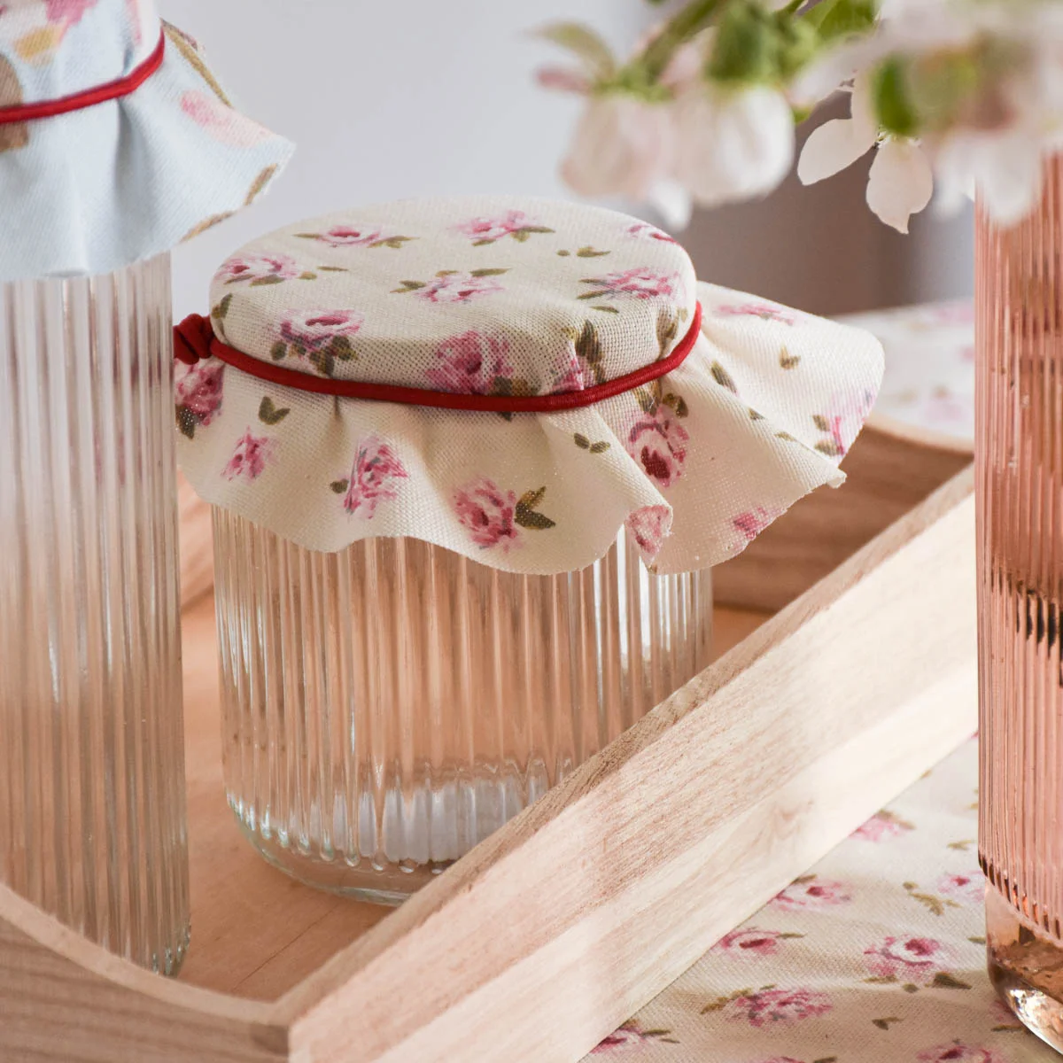 Marmeladenglasdeckchen aus Rosenstoff Marmeladenglasdeckchen aus Rosenstoff