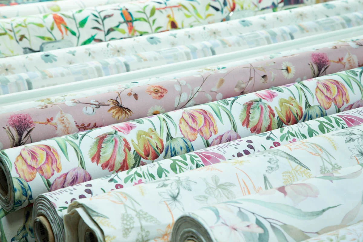 Dekostoff als Meterware mit bunten Blumenmustern – ideal für kreative Nähprojekte und Deko.