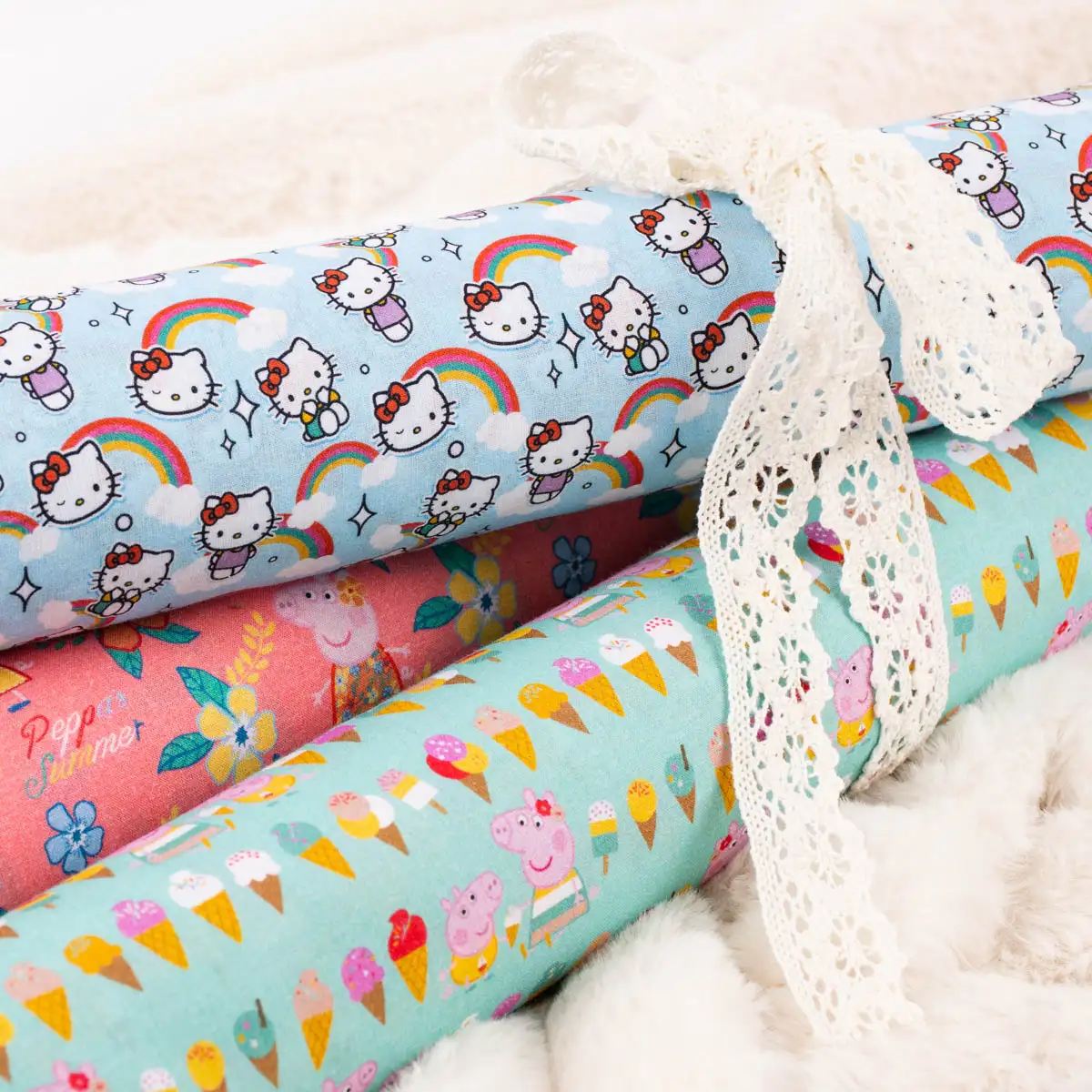 farbenfrohe Peppa Wutz Stoffe und Helly Kitty Stoffe auf Rolle