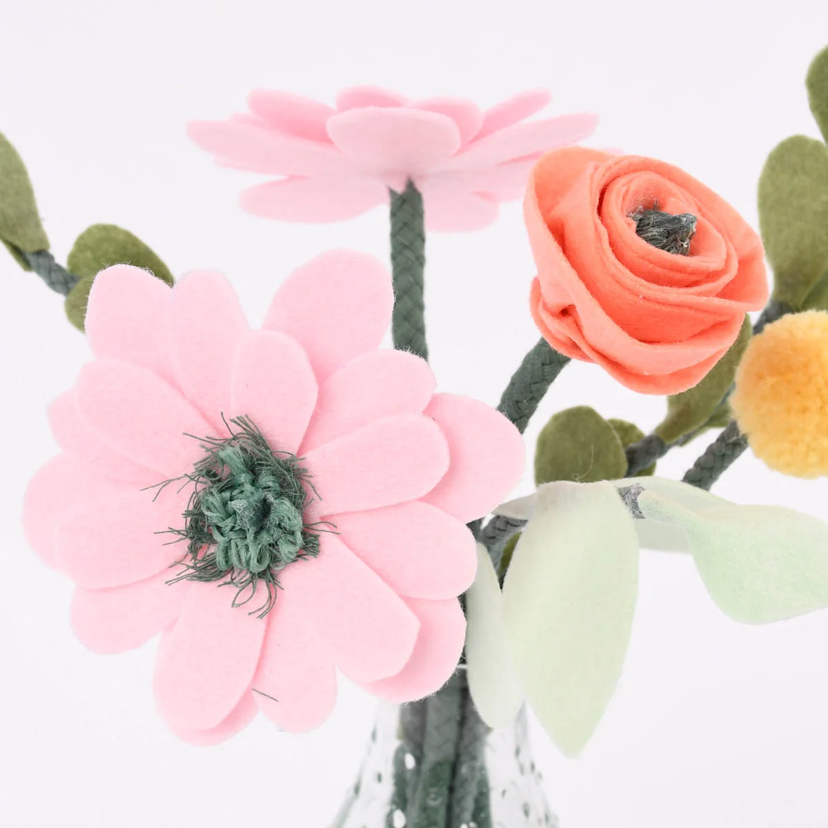 DIY Blumen aus Filzstoffen in Rosa, Orange, Grün und Gelb