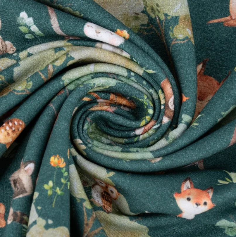 ein zusammengerollter French Terry Stoff in grün mit Füchsen für Kinderbekleidung ein zusammengerollter French Terry Stoff in grün mit Füchsen für Kinderbekleidung