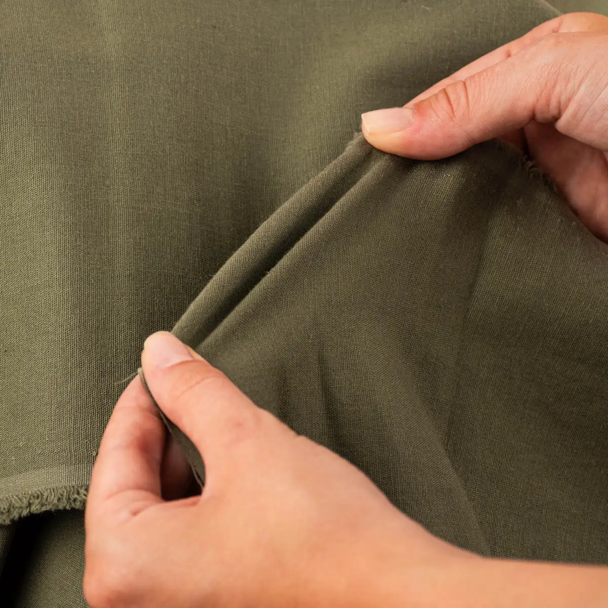 Gruener Leinen-Bekleidungsstoff mit Stretch