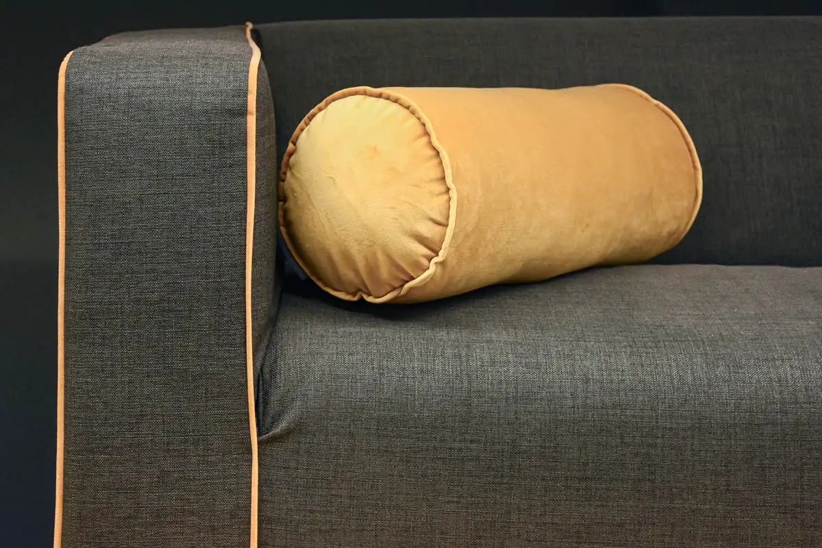Couch mit grauem Polsterstoff mit Leinenstruktur und gelbem Keder aus Samt