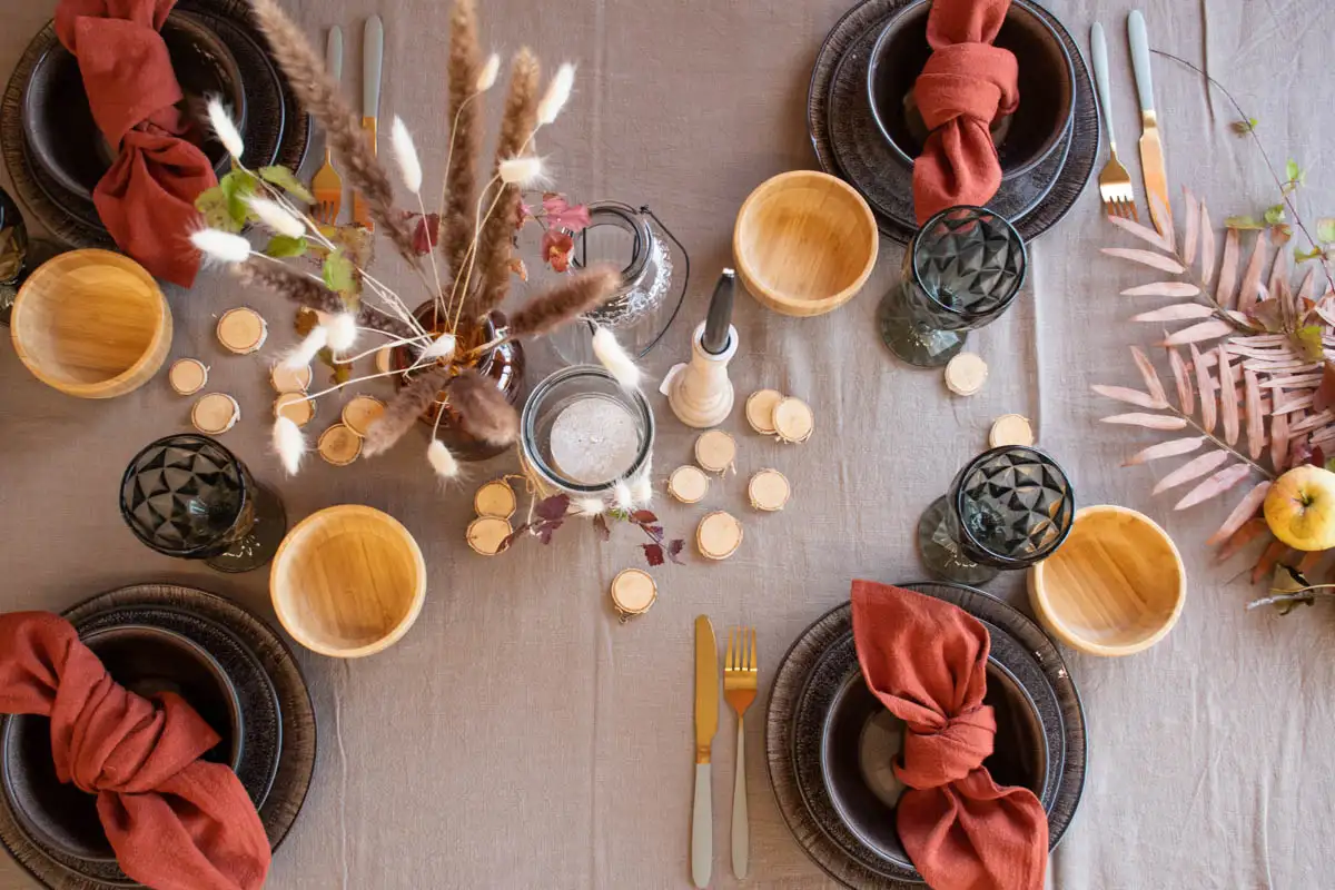 Herbstlich gedeckter Tisch mit Tischwäsche aus Ramie Chinaleinen