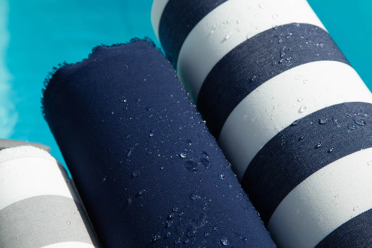 Outdoor Stoffe als Meterware in Uni und Streifen, mit sichtbaren Wasserperlen