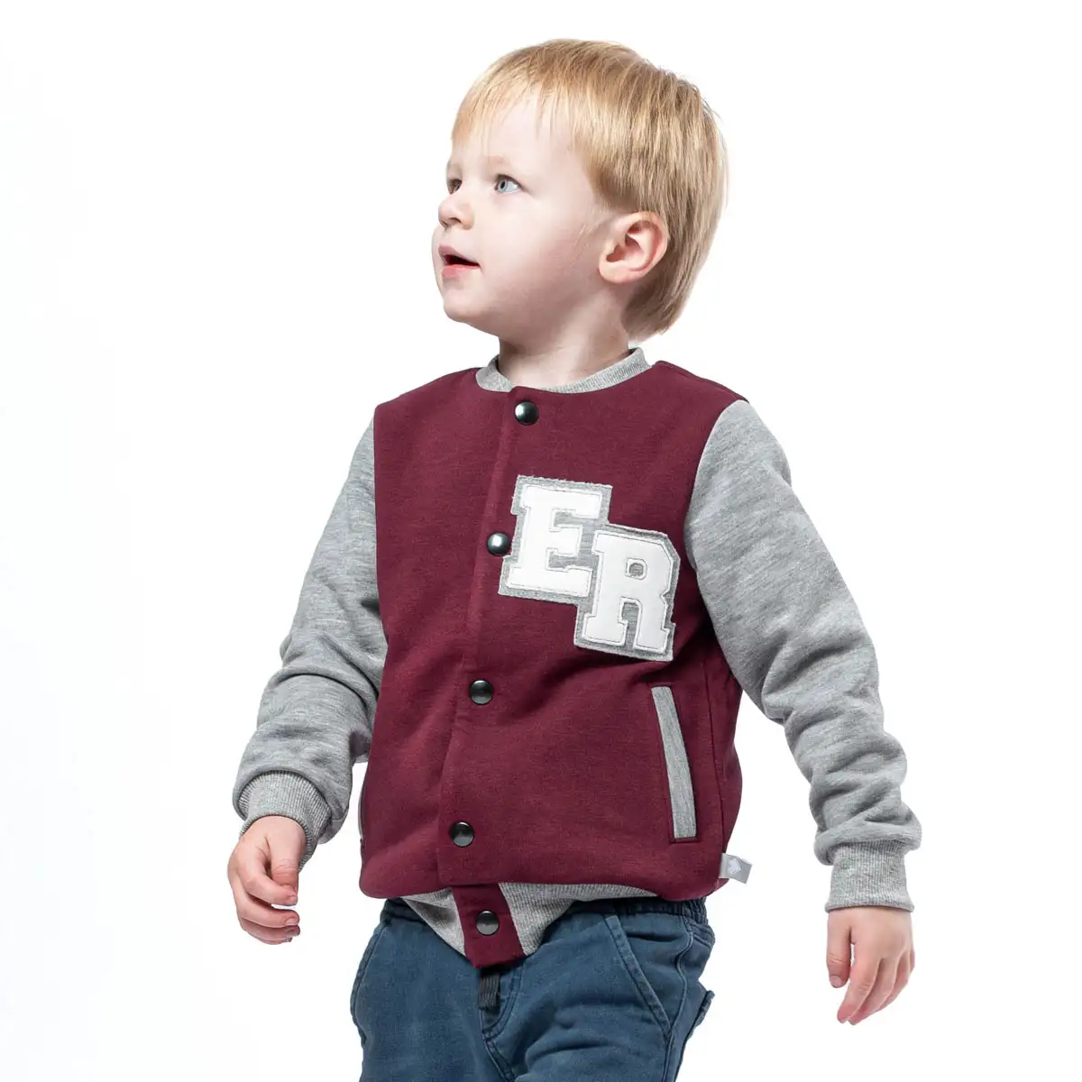 Kind mit selbstgenähter Collegejacke aus Sweatstoff