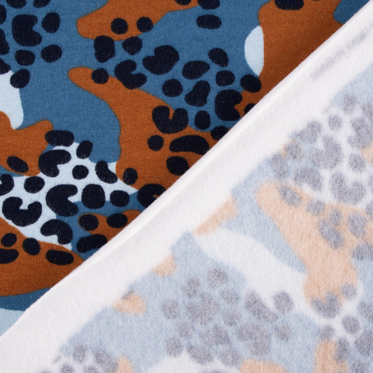 Gemusterter Sweatstoff mit Camouflage Muster Detailansicht Gemusterter Sweatstoff mit Camouflage Muster Detailansicht