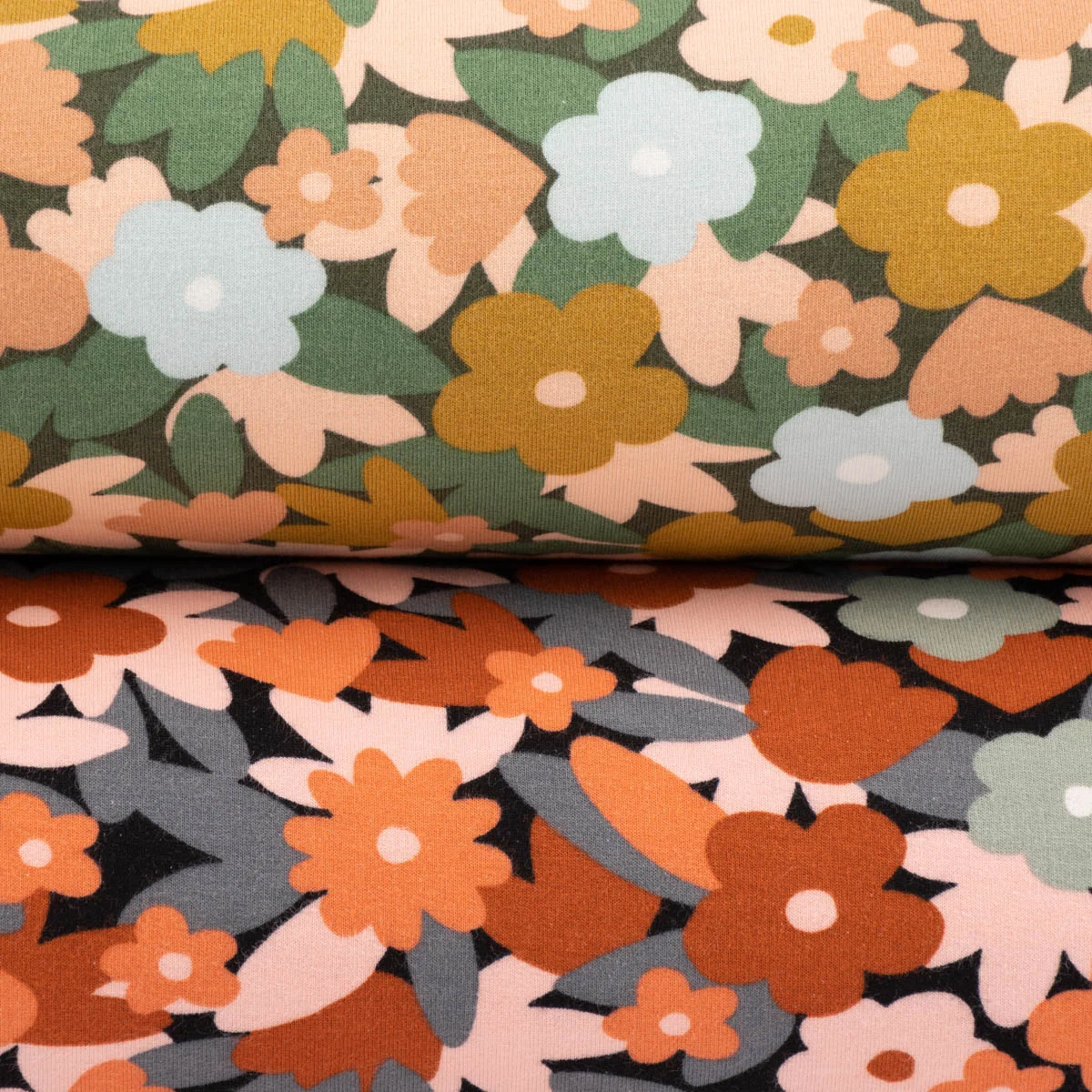 Serie gemusterter Sweatstoff mit Blumen in Pastellfarben Serie gemusterter Sweatstoff mit Blumen in Pastellfarben