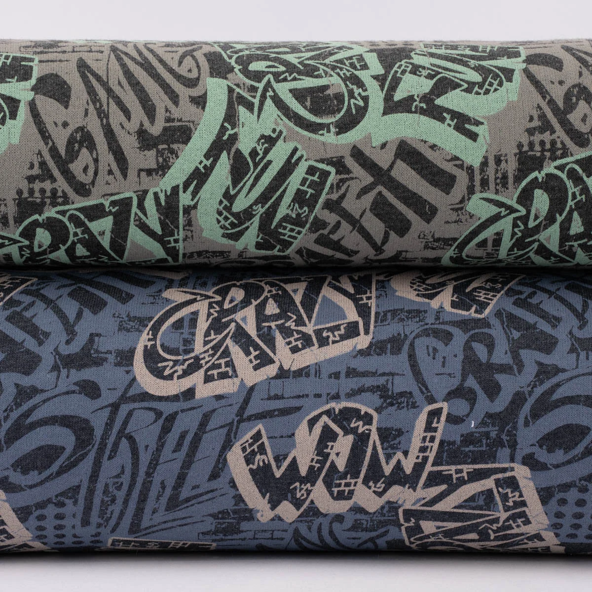 Gemusterter Sweatstoff mit Graffiti-Print in zwei Farben Gemusterter Sweatstoff mit Graffiti-Print in zwei Farben