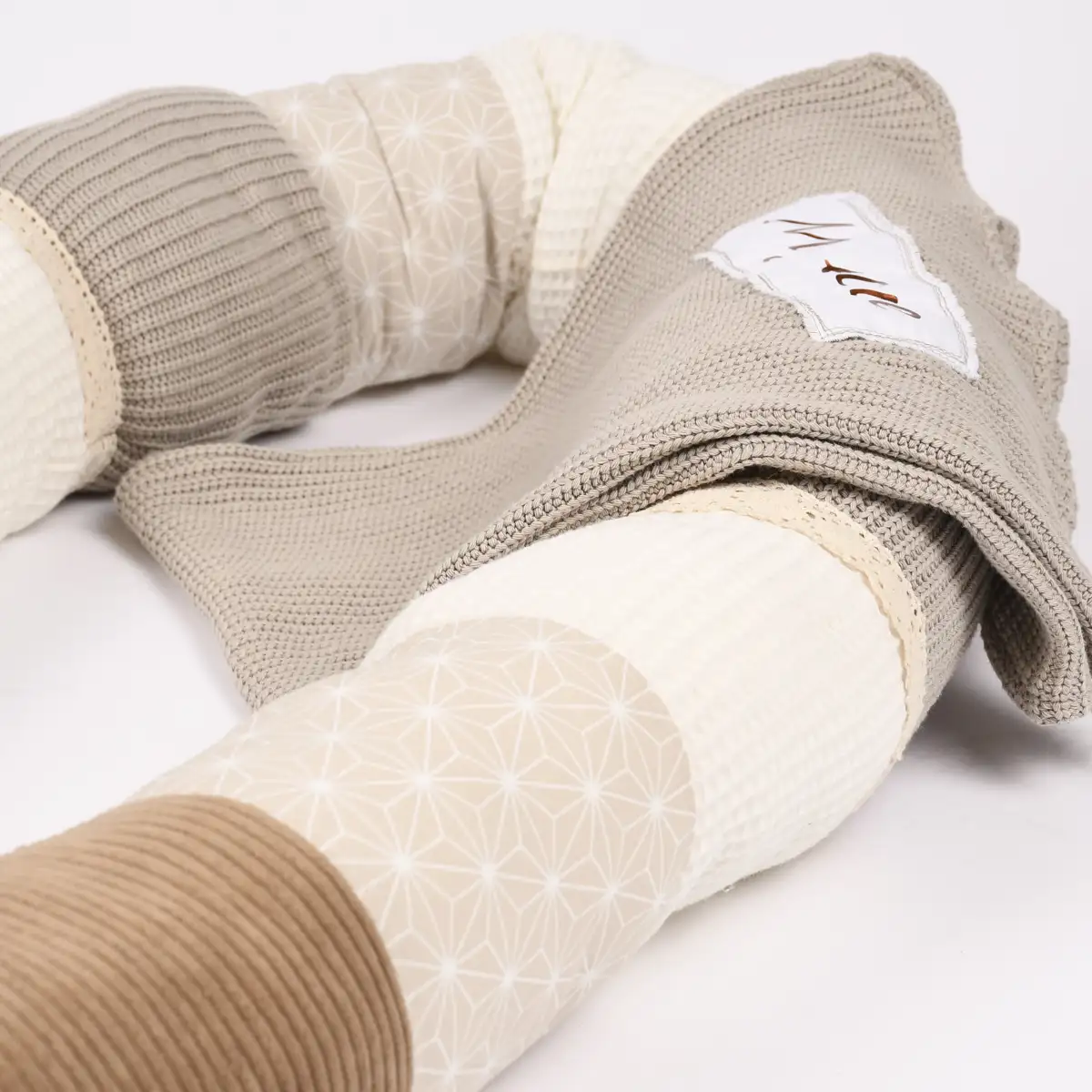 Bettschlange fuer Babys mit Waffelpique und anderen Stoffen in Beige-Toenen