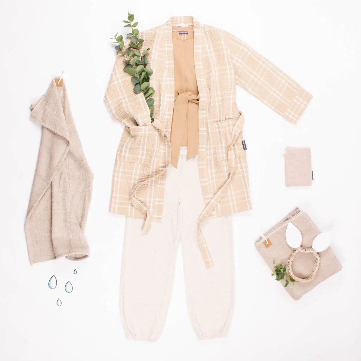 Wellness Set aus Waffelpiqe Bademantel, Handtuechern und Outfit