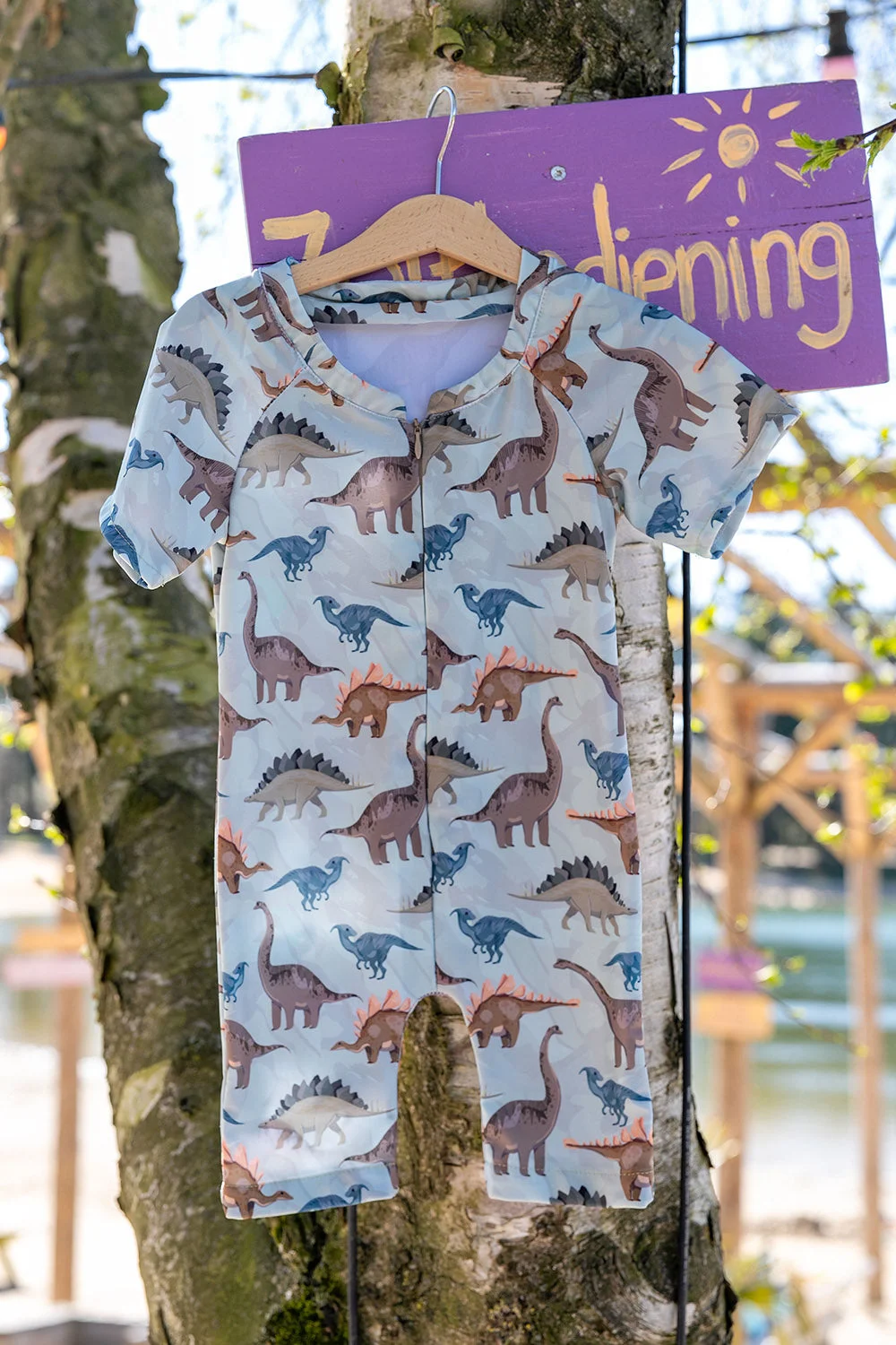 UV-Shirt mit Reißverschluss aus Jersey Badeanzugstoff – genäht aus Stoff mit Dinosaurier-Motiven, ideal für heiße Tage UV-Shirt mit Reißverschluss aus Jersey Badeanzugstoff – genäht aus Stoff mit Dinosaurier-Motiven, ideal für heiße Tage