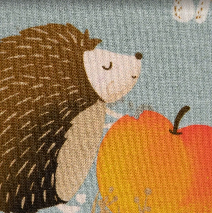 Stoff mit Igel, der in einen Apfel beisst Stoff mit Igel, der in einen Apfel beisst