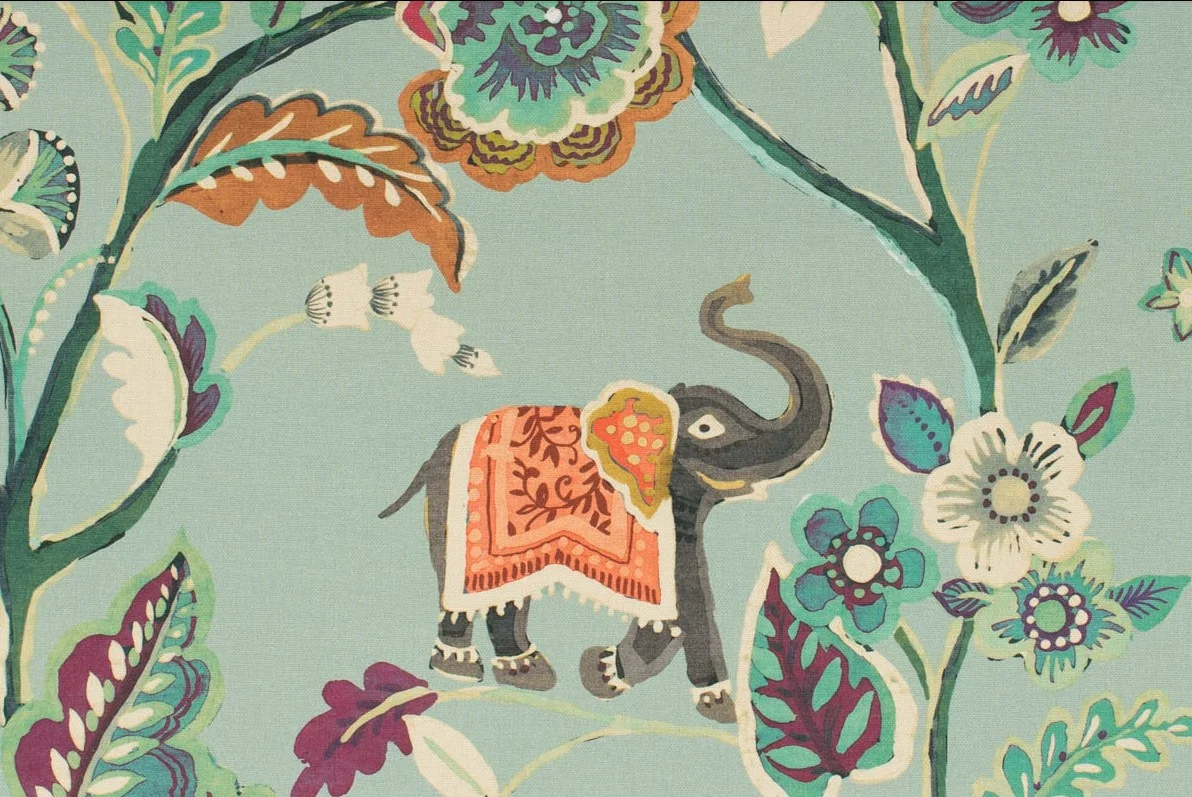 kunstvoller Stoff bedruckt mit Elefant und floraler Deko
