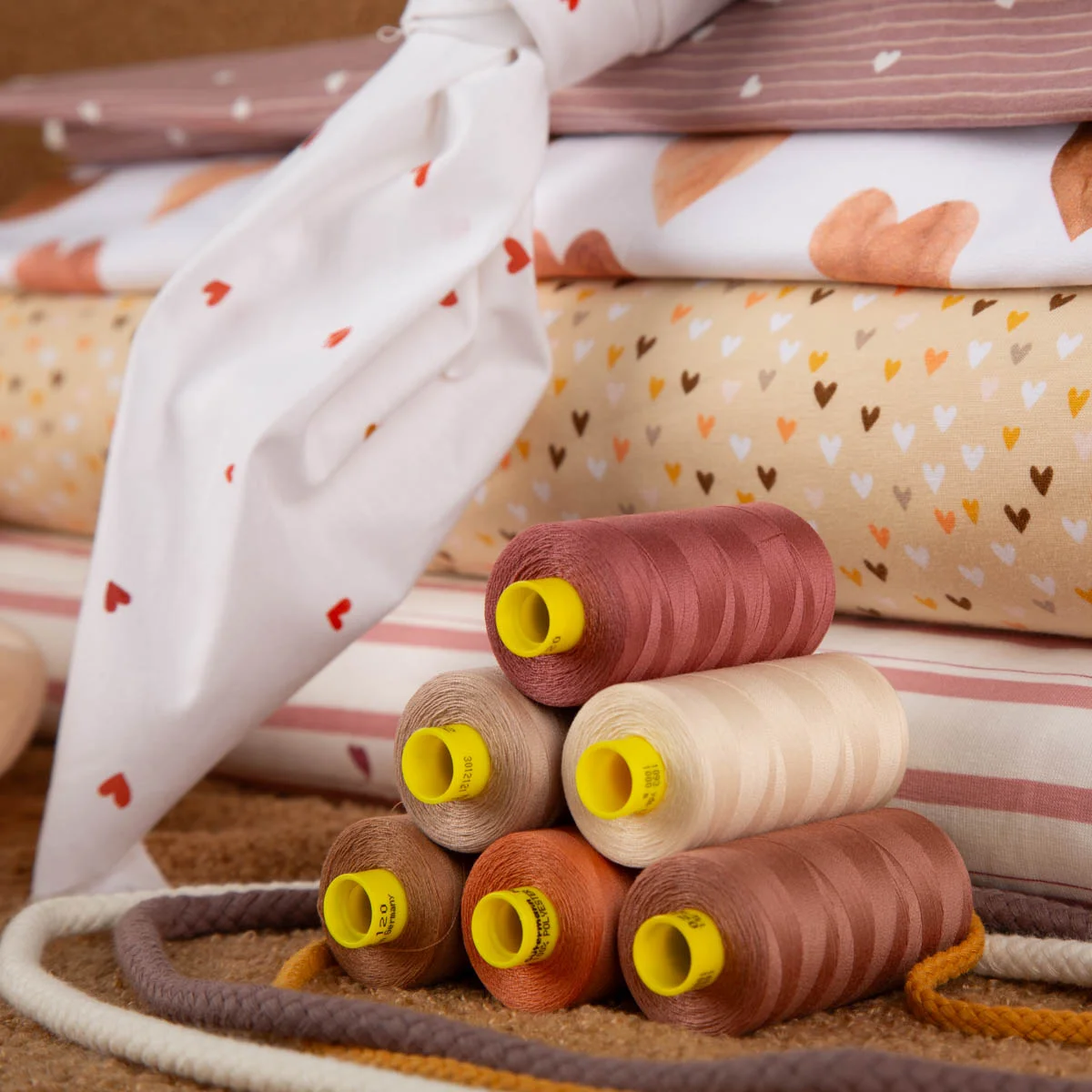 Stoffe mit Herzchenmotiven und passendem Nähzubehör in warmen Farben – ideal für selbstgenähte Geschenke zum Valentinstag oder andere Herzensanlässe Stoffe mit Herzchenmotiven und passendem Nähzubehör in warmen Farben – ideal für selbstgenähte Geschenke zum Valentinstag oder andere Herzensanlässe