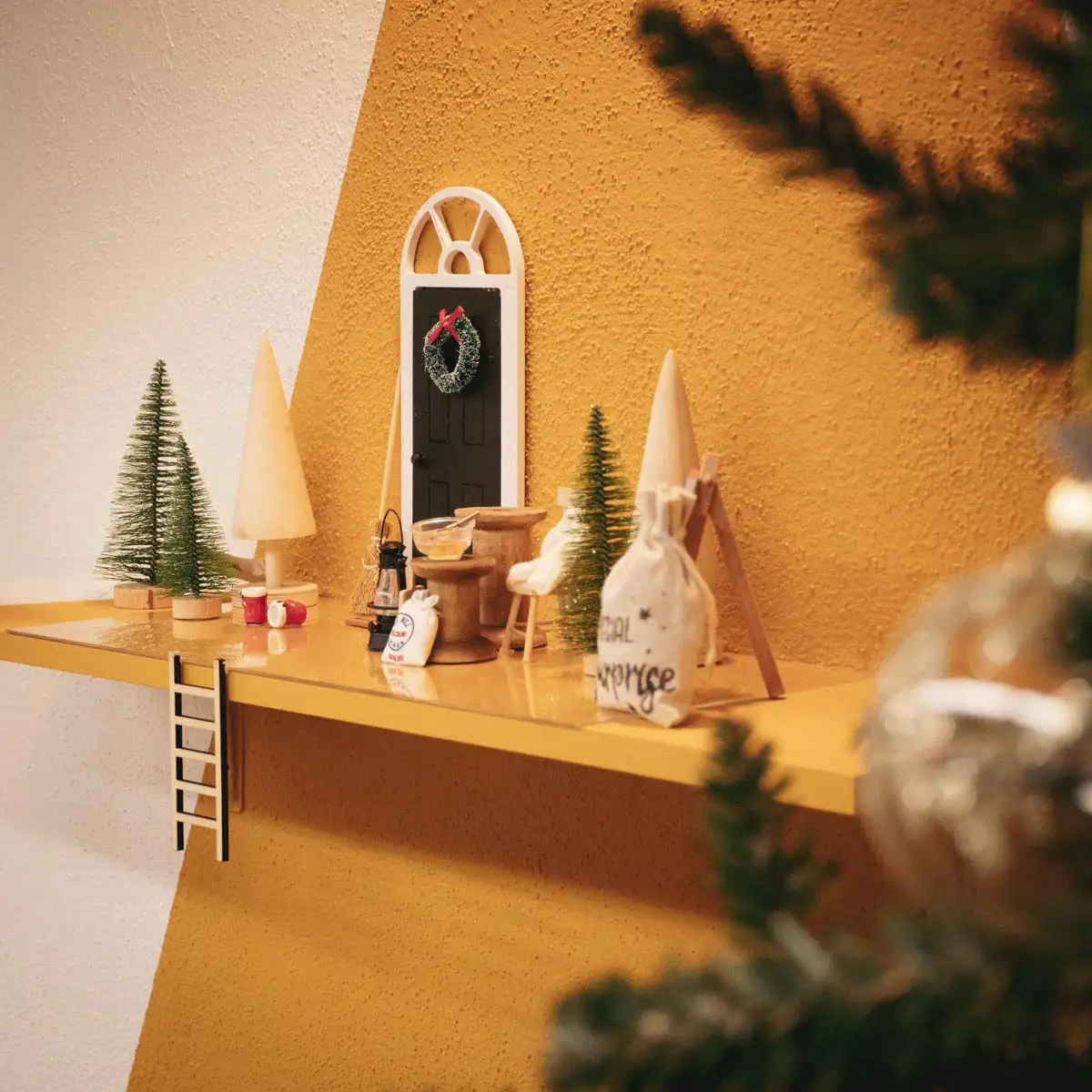 Gesamtansicht auf eine dekorierte Wichtel-Miniatur-Welt