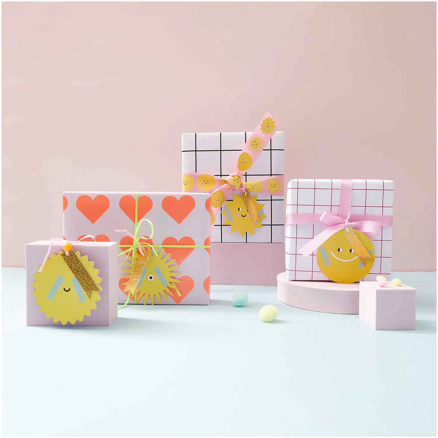 verpackte Geschenke mit gemustertem Geschenkpapier