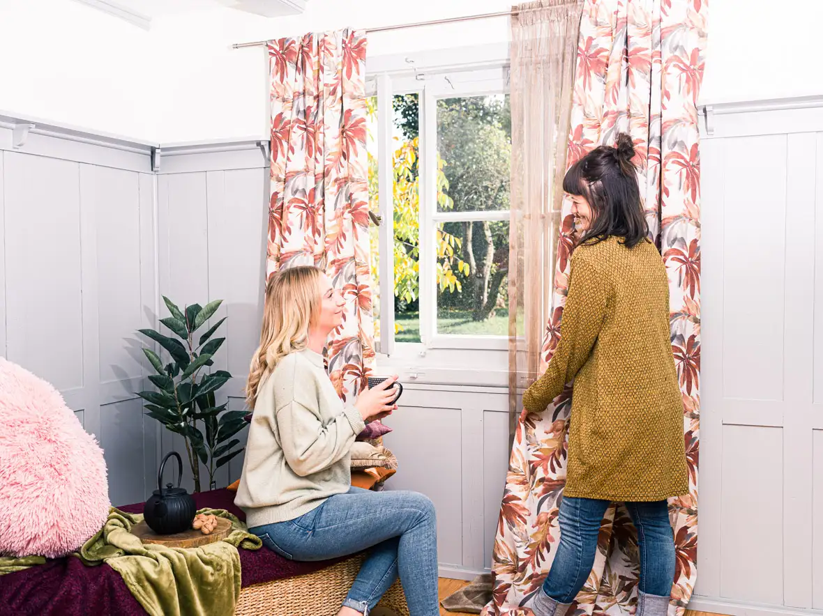 Gardinen mit floralen Motiven am Fenster