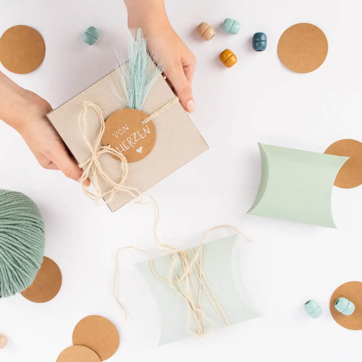 Geschenkboxen und Geschenkkartons in natur und hellgrün mit schleifen dekoriert