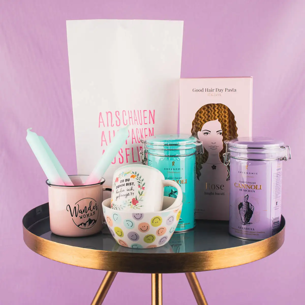 verschiedene Geschenke für Frauen auf einem Tisch präsentiert