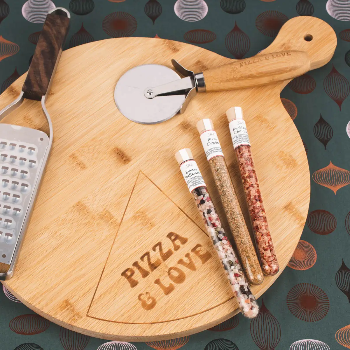 großes rundes Holzbrett mit Microplane Reibe und Pizzacutter und Gewürze von DeWi