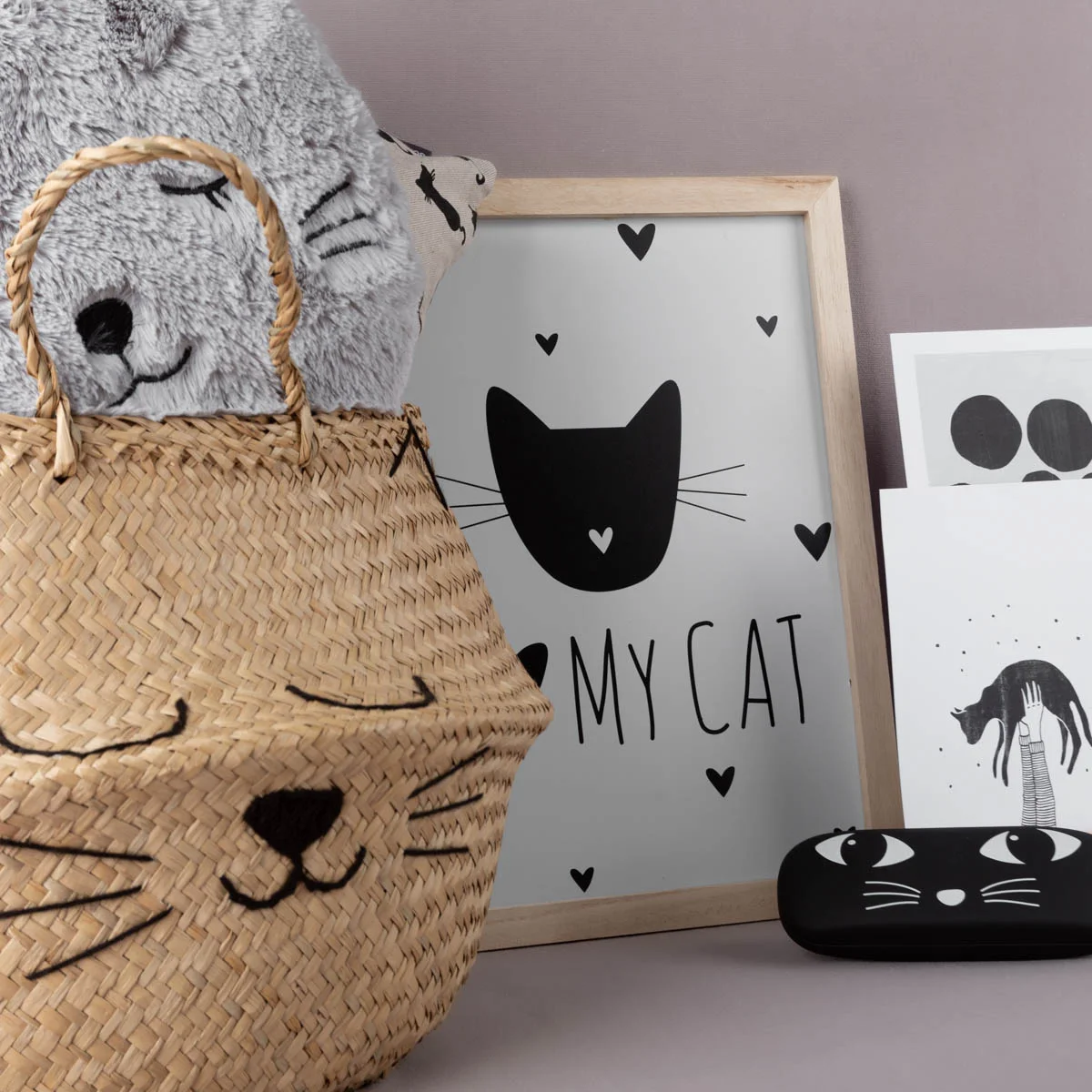Ein Korb mit einer Katze, ein Bilderrahmen und verschiedene Karten mit Katzenmotiv als Geschenkidee