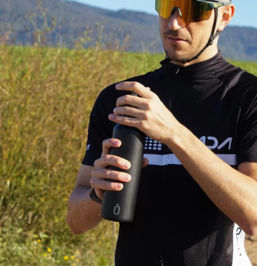 Sportlicher Radfahrer mit schwarzer Runbott Trinkflasche – ideale Geschenkidee für Männer mit aktivem Lifestyle