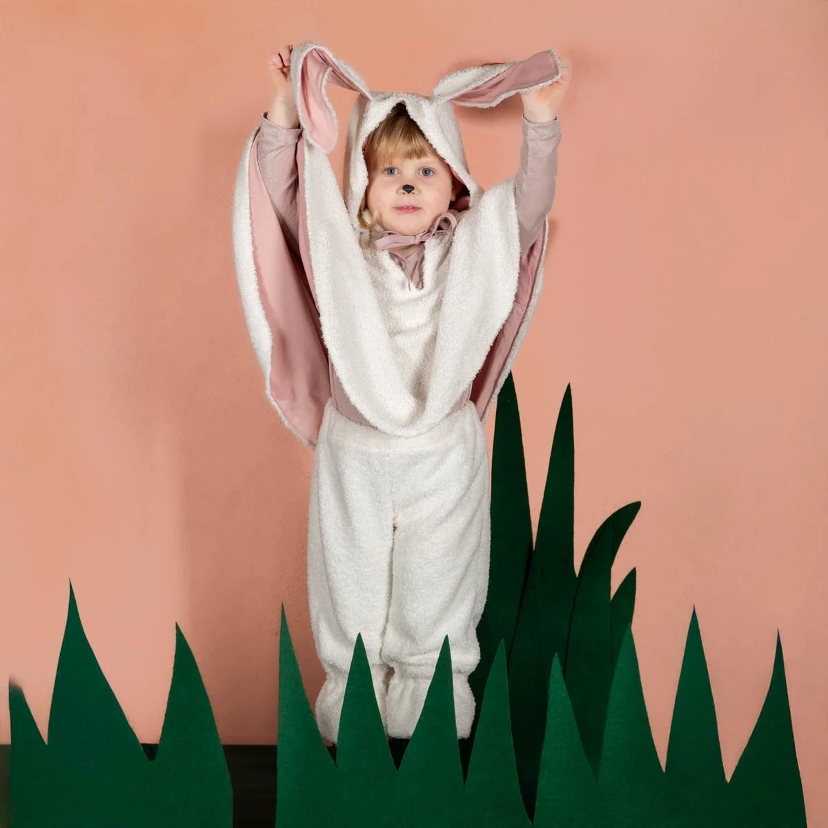 Kinderkostüm als weißer Hase aus Plüsch Stoff Meterware, ein selbstgenähtes Faschings-Outfit mit niedlichen Ohren