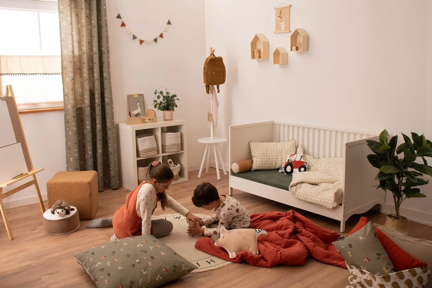 Kinderzimmer in dem Bruder und Schwester miteinander spielen