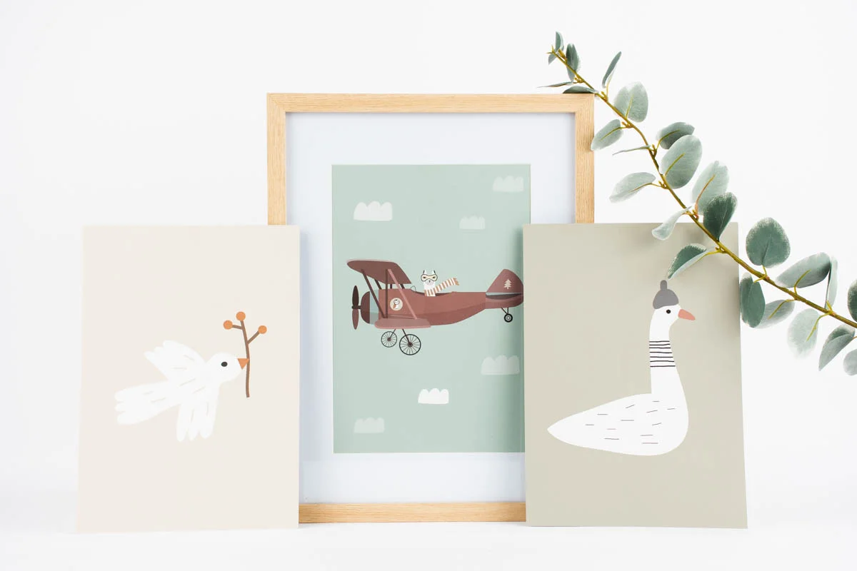 Arrangement von drei Bildern fürs Kinderzimmer mit Taube, Gans und Flugzeug